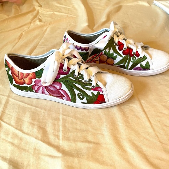 Shoes - Oni Embroidered Floral Sneakers